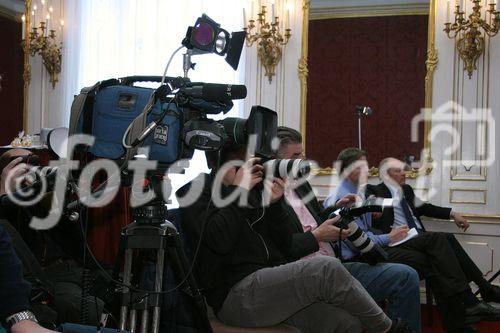 (C) fotodienst/Anna Rauchenberger - Wien 09.03.2006 - Der Trend zum Leasen ist beim Auto weiterhin stark steigend. Die Porsche Bank ist klarer Marktführer in Österreich und baut diese Position auch in  Südosteuropa aus. FOTO: Großes Medieninteresse bei der Porsche Bank Pressekonferenz. 