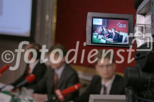 (C) fotodienst/Anna Rauchenberger - Wien 09.03.2006 - Der Trend zum Leasen ist beim Auto weiterhin stark steigend. Die Porsche Bank ist klarer Marktführer in Österreich und baut diese Position auch in  Südosteuropa aus. FOTO v.l.: Dr. Hans Peter Schützinger (GF der Porsche Holding GmbH ), Mag. Hannes Maurer (Vorstand Porsche Bank AG), Mag. Rainer Schroll (Finanzvorstand der Porsche Bank AG ).