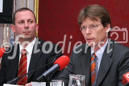 (C) fotodienst/Anna Rauchenberger - Wien 09.03.2006 - Der Trend zum Leasen ist beim Auto weiterhin stark steigend. Die Porsche Bank ist klarer Marktführer in Österreich und baut diese Position auch in  Südosteuropa aus. FOTO v.l.: Dr. Hans Peter Schützinger (GF der Porsche Holding GmbH ), Mag. Hannes Maurer (Vorstand Porsche Bank AG).