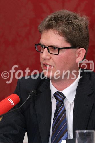 (C) fotodienst/Anna Rauchenberger - Wien 09.03.2006 - Der Trend zum Leasen ist beim Auto weiterhin stark steigend. Die Porsche Bank ist klarer Marktführer in Österreich und baut diese Position auch in  Südosteuropa aus. FOTO: Mag. Rainer Schroll (Finanzvorstand der Porsche Bank AG).