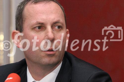 (C) fotodienst/Anna Rauchenberger - Wien 09.03.2006 - Der Trend zum Leasen ist beim Auto weiterhin stark steigend. Die Porsche Bank ist klarer Marktführer in Österreich und baut diese Position auch in  Südosteuropa aus. FOTO: Dr. Hans Peter Schützinger (GF der Porsche Holding GmbH  ).