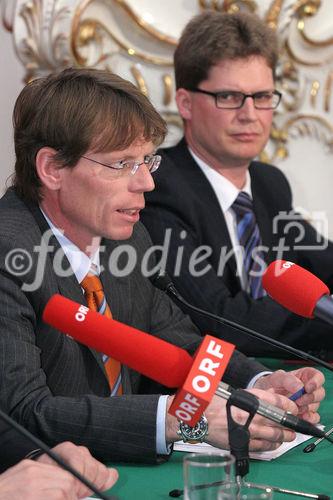 (C) fotodienst/Anna Rauchenberger - Wien 09.03.2006 - Der Trend zum Leasen ist beim Auto weiterhin stark steigend. Die Porsche Bank ist klarer Marktführer in Österreich und baut diese Position auch in  Südosteuropa aus. FOTO v.l.: Mag. Hannes Maurer (Vorstand Porsche Bank AG), Mag. Rainer Schroll (Finanzvorstand der Porsche Bank AG).