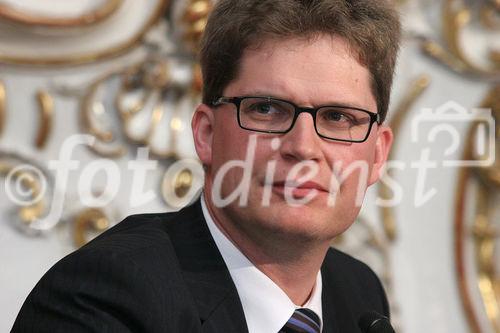 (C) fotodienst/Anna Rauchenberger - Wien 09.03.2006 - Der Trend zum Leasen ist beim Auto weiterhin stark steigend. Die Porsche Bank ist klarer Marktführer in Österreich und baut diese Position auch in  Südosteuropa aus. FOTO: Mag. Rainer Schroll (Finanzvorstand der Porsche Bank AG).