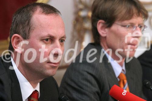 (C) fotodienst/Anna Rauchenberger - Wien 09.03.2006 - Der Trend zum Leasen ist beim Auto weiterhin stark steigend. Die Porsche Bank ist klarer Marktführer in Österreich und baut diese Position auch in  Südosteuropa aus. FOTO v.l.: Dr. Hans Peter Schützinger (GF der Porsche Holding GmbH ), Mag. Hannes Maurer (Vorstand Porsche Bank AG).