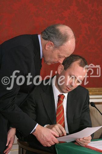 (C) fotodienst/Anna Rauchenberger - Wien 09.03.2006 - Der Trend zum Leasen ist beim Auto weiterhin stark steigend. Die Porsche Bank ist klarer Marktführer in Österreich und baut diese Position auch in  Südosteuropa aus. FOTO: Mag. Hermann Becker (Pressesprecher der Porsche Holding GmbH), Dr. Hans Peter Schützinger (GF der Porsche Holding GmbH ).