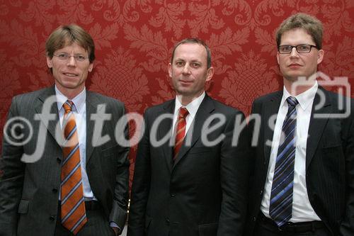 (C) fotodienst/Anna Rauchenberger - Wien 09.03.2006 - Der Trend zum Leasen ist beim Auto weiterhin stark steigend. Die Porsche Bank ist klarer Marktführer in Österreich und baut diese Position auch in  Südosteuropa aus. FOTO v.l.:  Mag. Hannes Maurer (Vorstand Porsche Bank AG), Dr. Hans Peter Schützinger (GF der Porsche Holding GmbH ), Mag. Rainer Schroll (Finanzvorstand der Porsche Bank AG ).