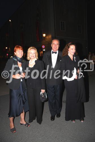 Verlegerin Alexandra Kauka in Begleitung von Lebensgefährten Sterling Morton Hamill und Prinzessin Yvonne von Hessen bei den Salzburger Festspielen: Premiere Stabat Mater
Brigitte Blaha - österr. Generalkonsulin in New York, Prinzessin Yvonne von Hessen, Sterling Morton Hamill, Alexandra Kauka
(C)Fotodienst/Manfred Siebinger
                            