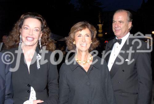 Verlegerin Alexandra Kauka in Begleitung von Lebensgefährten Sterling Morton Hamill und Prinzessin Yvonne von Hessen bei den Salzburger Festspielen: Premiere Stabat Mater
Alexandra Kauka, Gräfin Esther Salis-Samaden, Sterling Morton Hamill
(C)Fotodienst/ Manfred Siebinger
                            