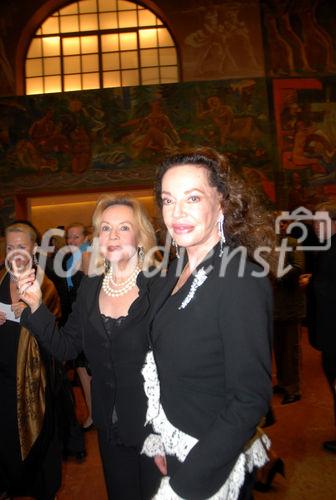 Verlegerin Alexandra Kauka in Begleitung von Lebensgefährten Sterling Morton Hamill und Prinzessin Yvonne von Hessen bei den Salzburger Festspielen: Premiere Stabat Mater
(C)Fotodienst/Manfred Siebinger
                            