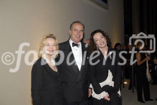 Verlegerin Alexandra Kauka in Begleitung von Lebensgefährten Sterling Morton Hamill und Prinzessin Yvonne von Hessen bei den Salzburger Festspielen: Premiere Stabat Mater
(C)Fotodienst/Manfred Siebinger
                            