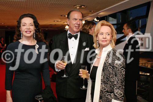 Alexandra Kauka, die Verlegerin des bekannten Comic Fix und Foxi, in Begleitung von Sterling Morton Hamill und Yvonne Prinzessin von Hessen,  war zu Gast in Leipzig anläßlich der Feier zum 80. Geburtstag von Kurt Masur.

Alexandra Kauka mit Sterling Morton Hamill und Yvonne Prinzessin von Hessen

(C) fotodienst / sven winter