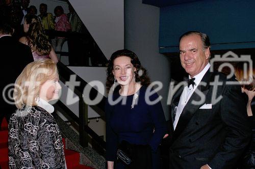 Alexandra Kauka, die Verlegerin des bekannten Comic Fix und Foxi, in Begleitung von Sterling Morton Hamill und Yvonne Prinzessin von Hessen,  war zu Gast in Leipzig anläßlich der Feier zum 80. Geburtstag von Kurt Masur.

Alexandra Kauka mit Sterling Morton Hamill und Yvonne Prinzessin von Hessen

(C) fotodienst / sven winter