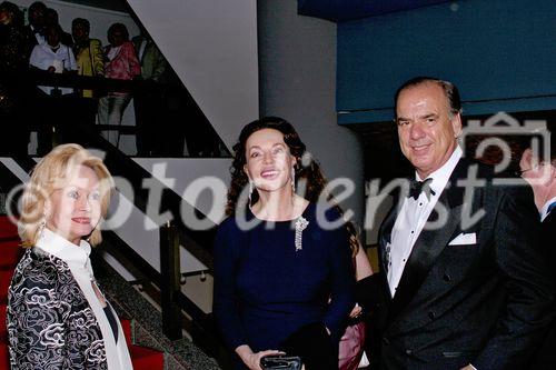 Alexandra Kauka, die Verlegerin des bekannten Comic Fix und Foxi, in Begleitung von Sterling Morton Hamill und Yvonne Prinzessin von Hessen,  war zu Gast in Leipzig anläßlich der Feier zum 80. Geburtstag von Kurt Masur.

Alexandra Kauka mit Sterling Morton Hamill und Yvonne Prinzessin von Hessen

(C) fotodienst / sven winter