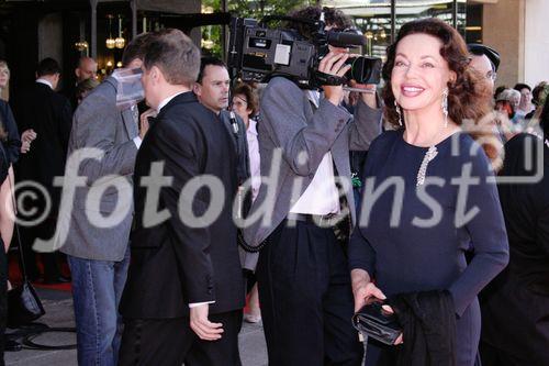 Alexandra Kauka, die Verlegerin des bekannten Comic Fix und Foxi, in Begleitung von Sterling Morton Hamill und Yvonne Prinzessin von Hessen,  war zu Gast in Leipzig anläßlich der Feier zum 80. Geburtstag von Kurt Masur.

Alexandra Kauka

(C) fotodienst / sven winter