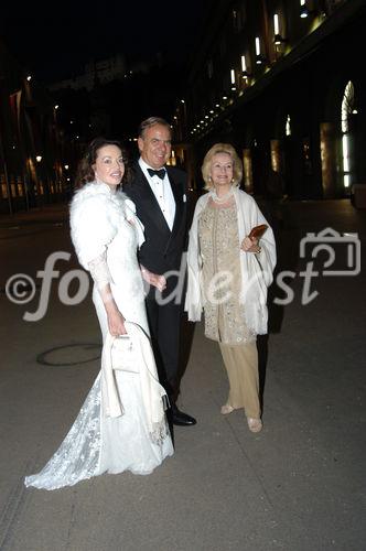 Salzburger Festspiele 2006 - Premiere / Wiederaufnahme Don Giovanni
USA-Repäsentantin der Osterfestspiele + Fix & Foxi-Herausgeberin Alexandra Kauka mit Begleiter Sterling Hamill und Prinzessin Yvonne von Hessen
www.siebinger.com                                