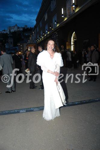 Salzburger Festspiele 2006 - Premiere / Wiederaufnahme Don Giovanni
USA-Repäsentantin der Osterfestspiele + Fix & Foxi-Herausgeberin Alexandra Kauka mit Begleiter Sterling Hamill und Prinzessin Yvonne von Hessen
www.siebinger.com                                