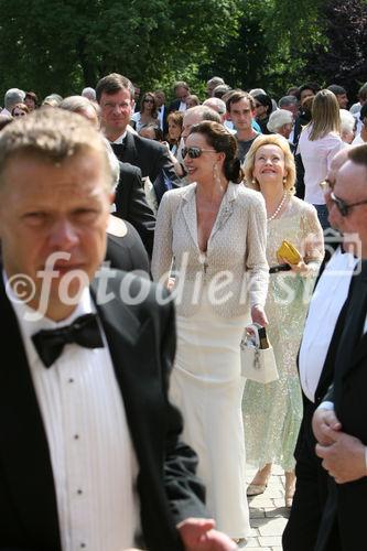 Alexandra Kauka, CEO und Präsidentin der Kauka Promedia (Fix und Foxi), besucht die Aufführung Götterdämmerung der Bayreuther Festspiele in Begleitung Ihres Sohnes Markus Nolte, der Prinzessin Yvonne von Hessen sowie Morton Sterling Hamill Ihrem Lebensgefährten.