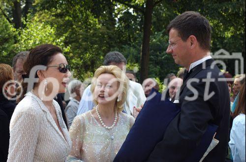 Alexandra Kauka, CEO und Präsidentin der Kauka Promedia (Fix und Foxi), besucht die Aufführung Götterdämmerung der Bayreuther Festspiele in Begleitung Ihres Sohnes Markus Nolte, der Prinzessin Yvonne von Hessen sowie Morton Sterling Hamill Ihrem Lebensgefährten.