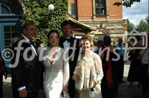 Fix & Foxi-Verlegerin Alexandra Kauka bei den Bayreuther Wagner Festspielen. Alexandra Kauka Präsidentin der Kauka Promedia (Fix und Foxi), Prinzessin Yvonne von Hessen, Sohn Markus, Morton Sterling Hamill (Lebensgefährte von Frau Kauka).