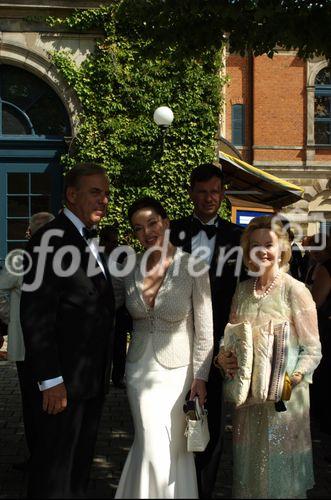 Alexandra Kauka, CEO und Präsidentin der Kauka Promedia (Fix und Foxi), besucht die Aufführung Götterdämmerung der Bayreuther Festspiele in Begleitung Ihres Sohnes Markus Nolte, der Prinzessin Yvonne von Hessen sowie Morton Sterling Hamill Ihrem Lebensgefährten.
