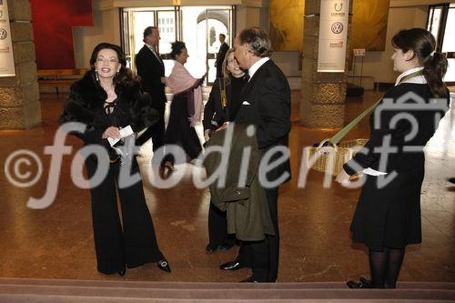 Alexandra Kauka am Eingang zum grossen Festspielhaus. Heute Johannes-Passion.