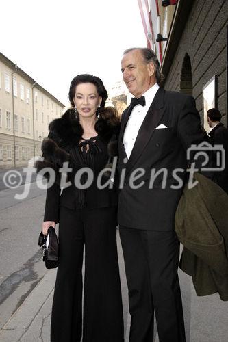 Alexandra Kauka am Eingang zum grossen Festspielhaus. Heute Johannes-Passion.