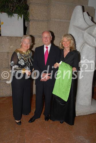 Ingrid Roosen-Trinks - Montblanc Kulturstiftung (rechts) mit Gatten + Begleitung;
Salzburger Osterfestspiele 2009 - letzte Vorstellung Oper 'Siegfried'