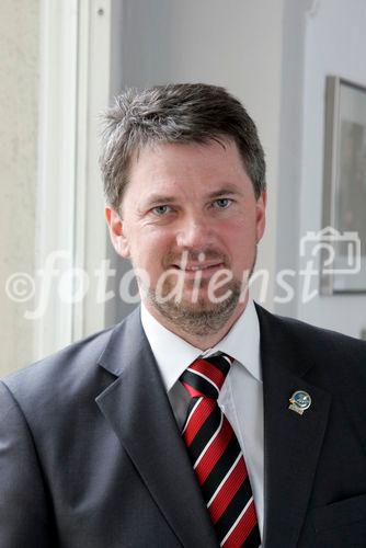 Pressekonferenz LION Mit Lehre zum Erfolg, ARGE Lehrlingsinitiative Kärnten im Amt der Kärntner Landesregierung - Spiegelsaal 
Podium vl: Landsrat Uwe Scheuch , Landeshauptmann Jörg Haider , Landesschulinspektor Herbert Torta
Bild: Torta
Foto: Johannes Puch / Fotodienst
