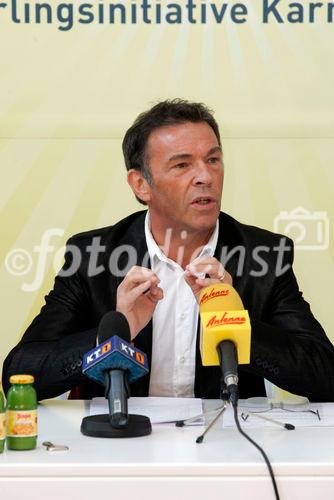 Pressekonferenz LION Mit Lehre zum Erfolg, ARGE Lehrlingsinitiative Kärnten im Amt der Kärntner Landesregierung - Spiegelsaal 
Podium vl: Landsrat Uwe Scheuch , Landeshauptmann Jörg Haider , Landesschulinspektor Herbert Torta
Bild: Haider
Foto: Johannes Puch / Fotodienst
