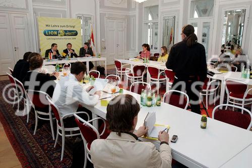 Pressekonferenz LION Mit Lehre zum Erfolg, ARGE Lehrlingsinitiative Kärnten im Amt der Kärntner Landesregierung - Spiegelsaal 
Podium vl: Landsrat Uwe Scheuch , Landeshauptmann Jörg Haider , Landesschulinspektor Herbert Torta
Bild: 
Foto: Johannes Puch / Fotodienst
