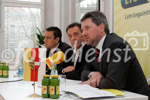 Pressekonferenz LION Mit Lehre zum Erfolg, ARGE Lehrlingsinitiative Kärnten im Amt der Kärntner Landesregierung - Spiegelsaal 
Podium vl: Landsrat Uwe Scheuch , Landeshauptmann Jörg Haider , Landesschulinspektor Herbert Torta

Foto: Johannes Puch / Fotodienst
