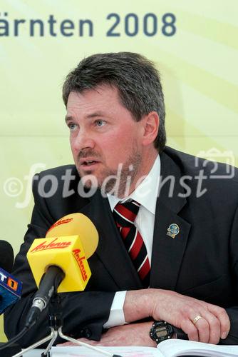 Pressekonferenz LION Mit Lehre zum Erfolg, ARGE Lehrlingsinitiative Kärnten im Amt der Kärntner Landesregierung - Spiegelsaal 
Podium vl: Landsrat Uwe Scheuch , Landeshauptmann Jörg Haider , Landesschulinspektor Herbert Torta
Bild: Torta
Foto: Johannes Puch / Fotodienst
