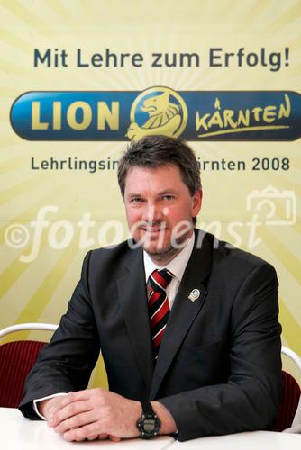 Pressekonferenz LION Mit Lehre zum Erfolg, ARGE Lehrlingsinitiative Kärnten im Amt der Kärntner Landesregierung - Spiegelsaal 
Podium vl: Landsrat Uwe Scheuch , Landeshauptmann Jörg Haider , Landesschulinspektor Herbert Torta
Bild: Torta
Foto: Johannes Puch / Fotodienst
