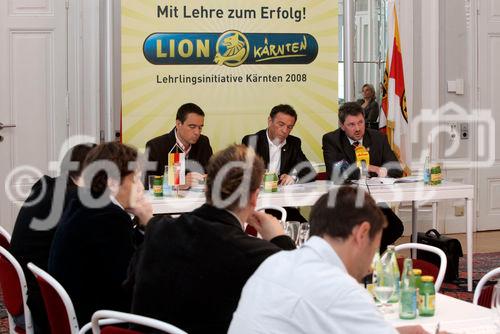 Pressekonferenz LION Mit Lehre zum Erfolg, ARGE Lehrlingsinitiative Kärnten im Amt der Kärntner Landesregierung - Spiegelsaal 
Podium vl: Landsrat Uwe Scheuch , Landeshauptmann Jörg Haider , Landesschulinspektor Herbert Torta
 
Foto: Johannes Puch / Fotodienst
