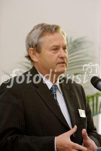 Frühjahrssymposium für Kinderzahnheilkunde in Schloss Urstein, Puch, 2007-04-21; Bild zeigt: Univ.Prof. Dr. Peter Städtler beim Vortrag; Copyright: fotodienst.at/Chris Hofer