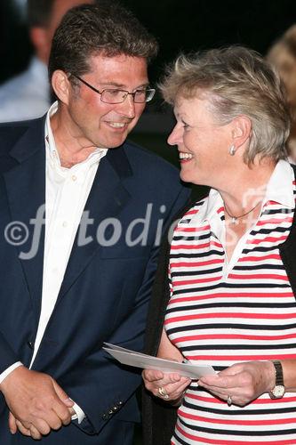 © Fotodienst/ Oskar Goldberger - COMNET Computer-Netzwerke Ges.m.b.H.: Preisverleihung der COMNET Golf-Challenge v.l. Andreas Begler (Geschäftsführer/CEO COMNET) und Gewinnerin
