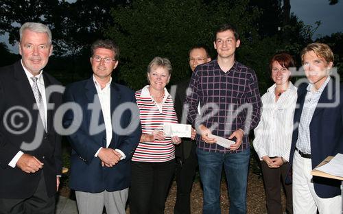 © Fotodienst/ Oskar Goldberger - COMNET Computer-Netzwerke Ges.m.b.H.: Preisverleihung der COMNET Golf-Challenge - v.l. Mag. Klaus Schneeberger( Präsident von Golf-Club Föhrenwald), v.l. Andreas Begler (Geschäftsführer/CEO COMNET) und Gewinneri


