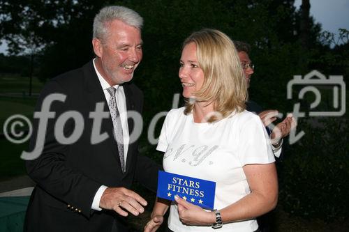 © Fotodienst/ Oskar Goldberger - COMNET Computer-Netzwerke Ges.m.b.H.: Preisverleihung der COMNET Golf-Challenge v.l. Mag. Klaus Schneeberger( Präsident von Golf-Club Föhrenwald)  und Gewinnerin
