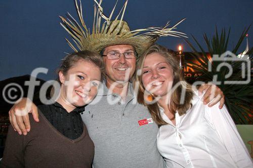 (C) fotodienst/Anna Rauchenberger - Wien 29.06.2006 - COMNET - Sommerfest 'Cuba Libre'. FOTO: Andreas Bergler (COMNET Geschäftsführer, CEO, Mitte) mit seinen Töchtern.
