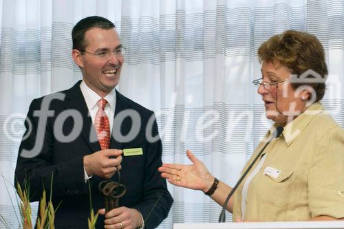 SV (Schweiz) AG, VIP Anlass Courtyard by Marriott Zuerich Nord. Bild: Schluesseluebergabe; Stefano Alborghetti, General Manager, Courtyard by Marriott Zuerich Nord; Susy Brueschweiler, CEO SV Group