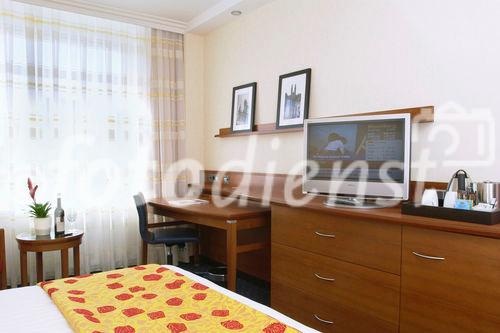 SV (Schweiz) AG eröffnet erstes Courtyard by Marriott Hotel in Zuerich Nord. Bild: Suite, Hotelzimmer