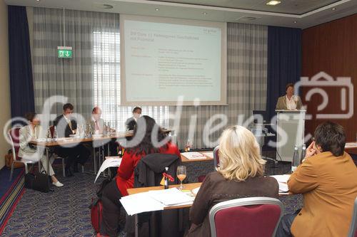 Bilanzmedienkonferenz SV Group. Bild: Referat, Susy Brueschweiler, CEO SV Group; Referenten, Journalisten