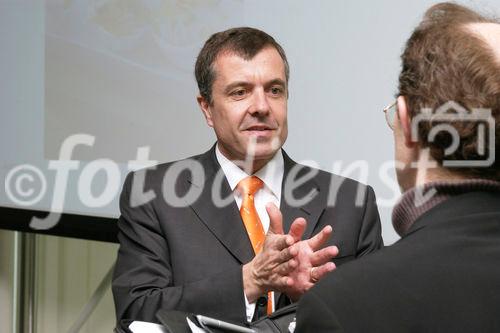 Bilanzmedienkonferenz SV Group. Bild: Philippe Echenard, CEO SV Schweiz, im Gespraech mit Journalist