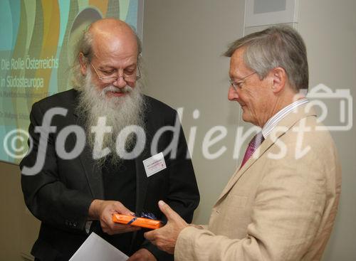 (C) Fotodienst/Anna Rauchenberger - 08.10.2007 - Wien - GfK Austria lud zur 6. Marktforschungskonferenz CEE 'Im Fokus: Südosteuropa'. FOTO: Prof. Dr. Rudolf Bretschneider (GF GfK Austria), Dr. Wolfgang Schüssel (ÖVP-Klubobmann).