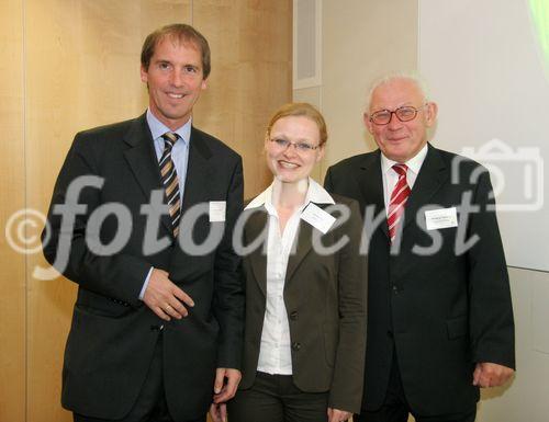 (C) fotodienst/Anna Rauchenberger - Wien 08.05.2007  -Abschied vom Durchschnitt: In der Mitte sind die größten Loser und die erfolgreichsten Champions! FOTO v.l.: Tobias Schediwy (GfK Austria), Mitarbeiterin von GfK Austria, Wolfgang Twardawa (Divison Mananger GfK Panel Services, Deutschland)