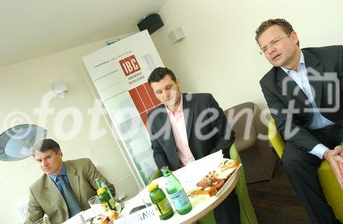 IBC setzt Impulse - Pressegespräch am 4.07.2006 in Graz
Mag.Thomas Mrak, Innofinanz - Steiermärkische Forschungs- und Entwicklungsförderungsges.m.b.H, Mag.Ulrich Obmann; Center Manager IBC,  mit Mag.Robert scholz - Scholz + Partner 