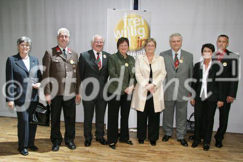 (C) fotodienst/Anna Rauchenberger - Wien 29.09.2006 - Freiwilligen Gala im Uniqa Tower. FOTO: die steirischen Preisträger Hermann Kröll (Special Olympics) re v. BM Haubner und M. Stiegler (Judo Creativ) ganz re.