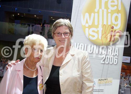 (C) fotodienst/Anna Rauchenberger - Wien 29.09.2006 - Freiwilligen Gala im Uniqa Tower. FOTO: Friederike Gillhofer, Mutter eines Preisträgers mit BM U. Haubner.