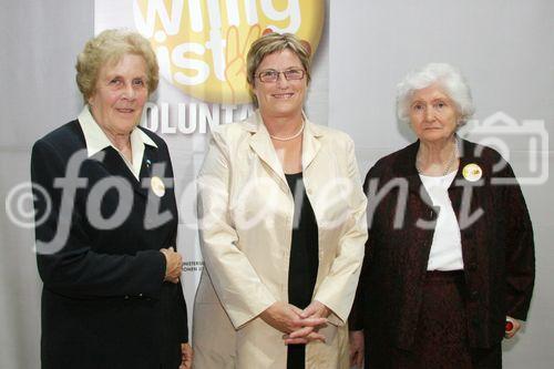 (C) fotodienst/Anna Rauchenberger - Wien 29.09.2006 - Freiwilligen Gala im Uniqa Tower. FOTO: Freiwillige Hospizbegleiterinnen mit BM U. Haubner.