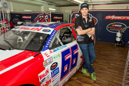 Der Einstieg des Filterherstellers dexwet mit Renauer Motorsport in die europäische NASCAR-Rennserie im spanischen Valencia war sehr erfolgreich, auch in der Boxenstraße gab es gute Stimmung. Der Techniker- und Betreuerstab wurde vom dexwet-Team in allen Belangen unterstützt. Die Kollegen vom DF1-Team freuten sich mit. Im Bild: DF1-Fahrer Mathias Lauda.